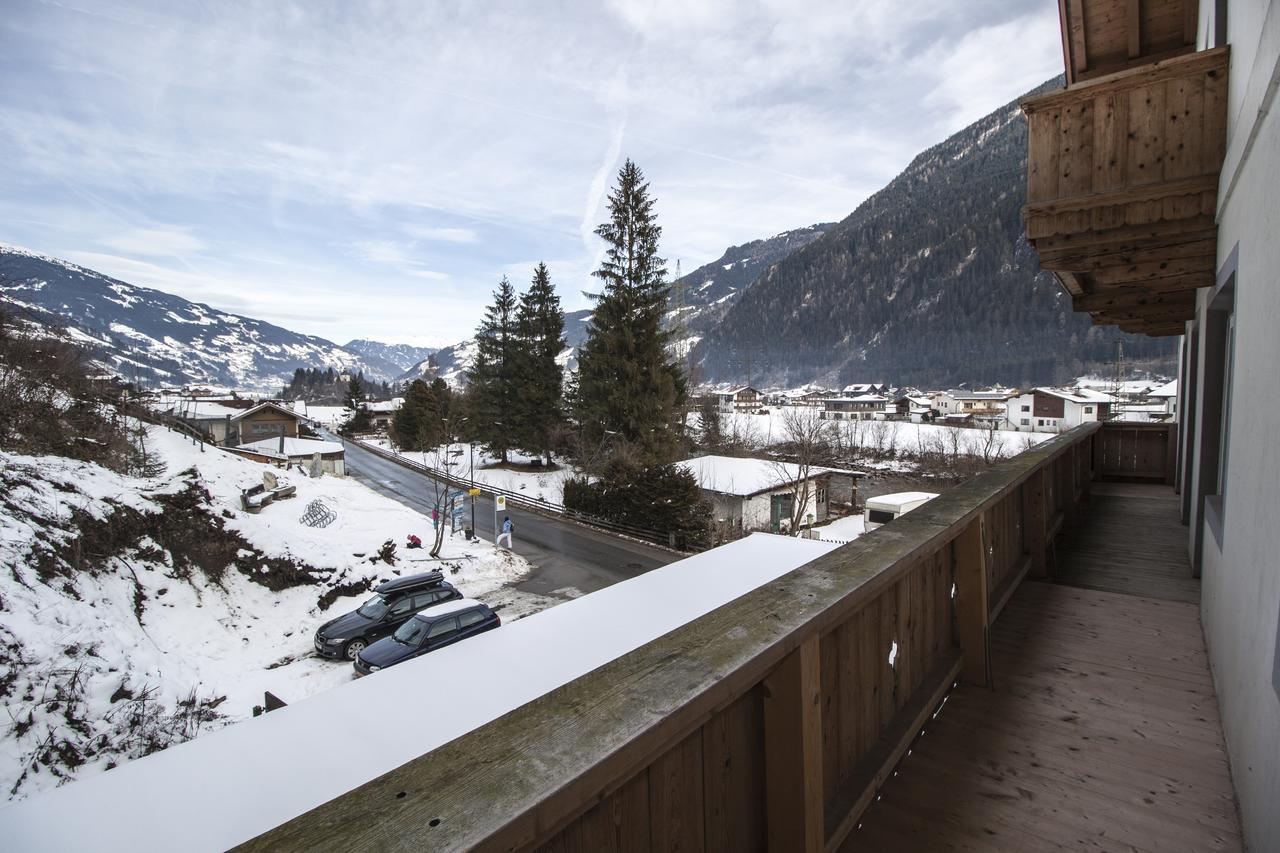 Appartamento con 2 Camere da Letto, Balcone e Vista Montagna